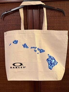 Oakley Cream Canvas Tote with Blue Hawaiian Islands Design•NWOT